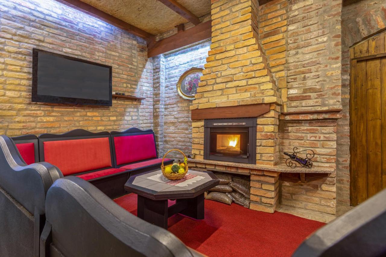Hotel Kuca Za Odmor Baranjski Dvori à Zmajevac Extérieur photo