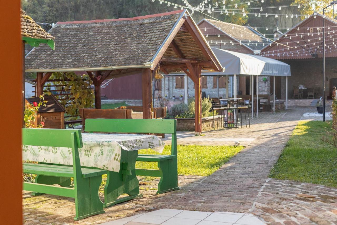 Hotel Kuca Za Odmor Baranjski Dvori à Zmajevac Extérieur photo