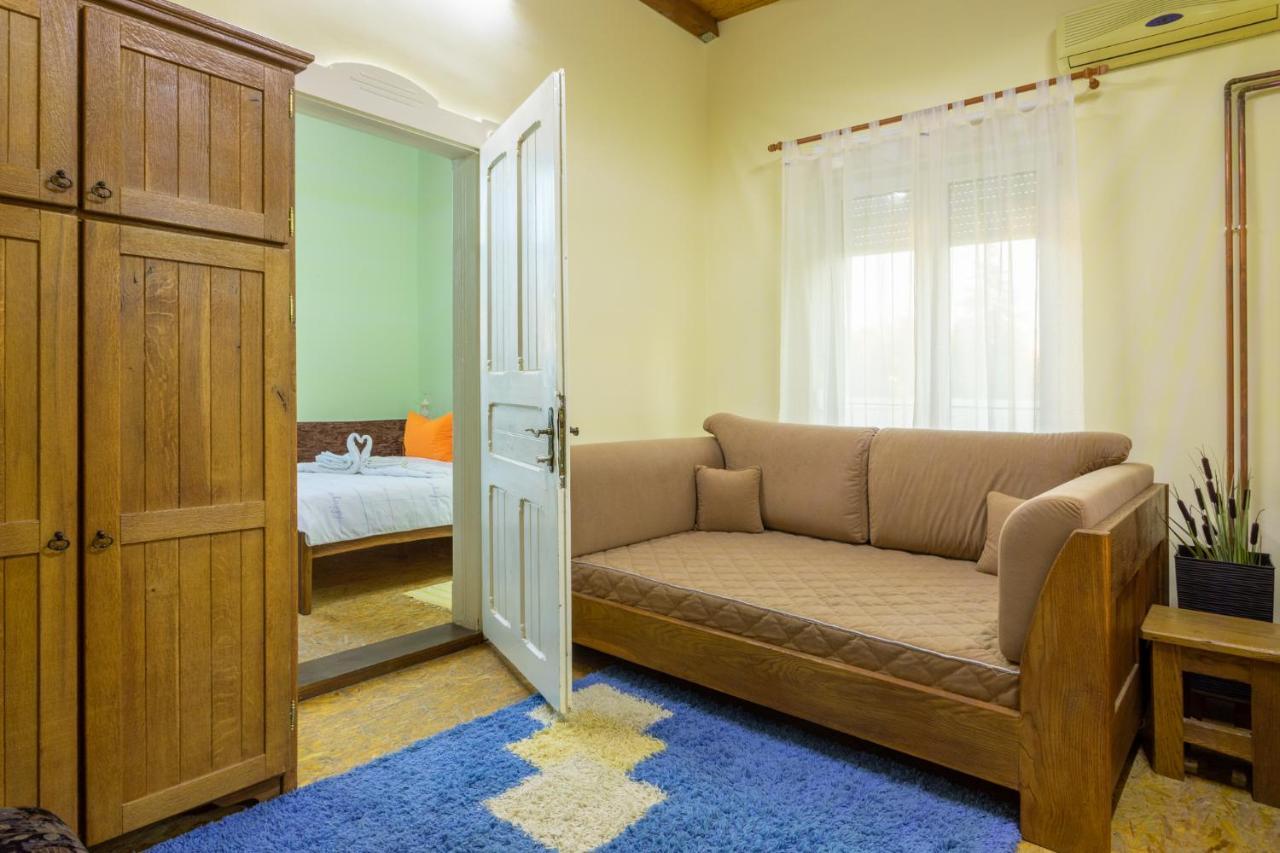 Hotel Kuca Za Odmor Baranjski Dvori à Zmajevac Extérieur photo